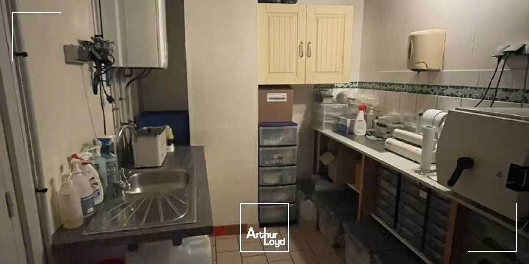 A LOUER REIMS CENTRE VILLE - LOCAL COMMERCIAL EN ANGLE DE RUE D'ENVIRON 100m2