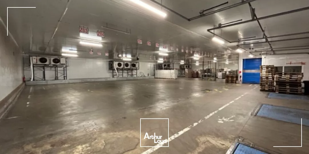 ENTREPOT - ATELIER à VENDRE de 1920 m²