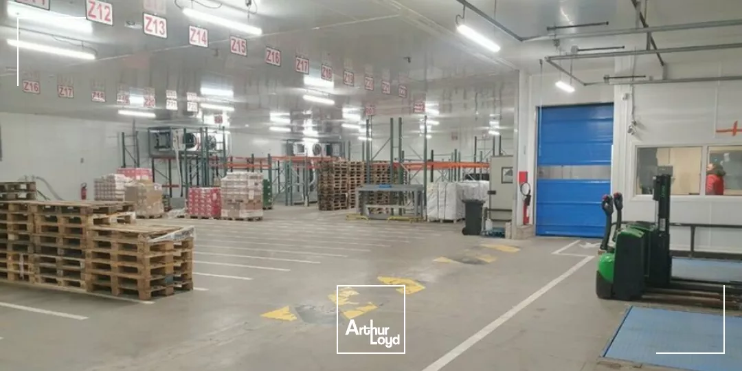 ENTREPOT - ATELIER à VENDRE de 1920 m²