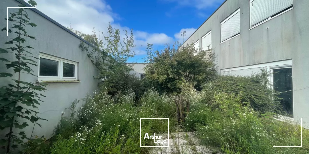 A VENDRE - BUREAUX ET ACTIVITÉ - 1738 M2 EN PLUSIEURS BÂTIMENTS - CHAUNY