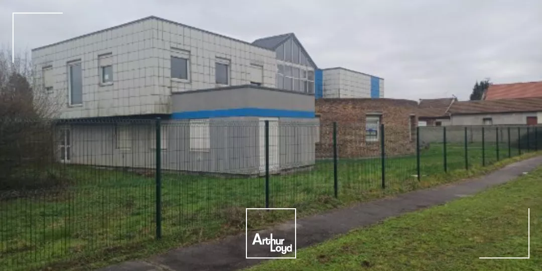 A VENDRE - BUREAUX ET ACTIVITÉ - 1738 M2 EN PLUSIEURS BÂTIMENTS - CHAUNY