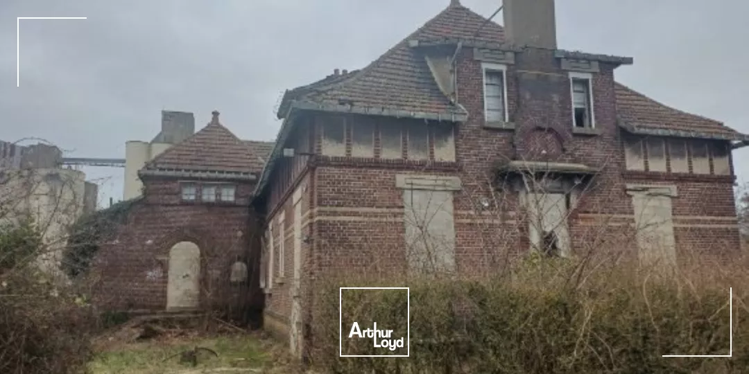 A VENDRE - BUREAUX ET ACTIVITÉ - 1738 M2 EN PLUSIEURS BÂTIMENTS - CHAUNY