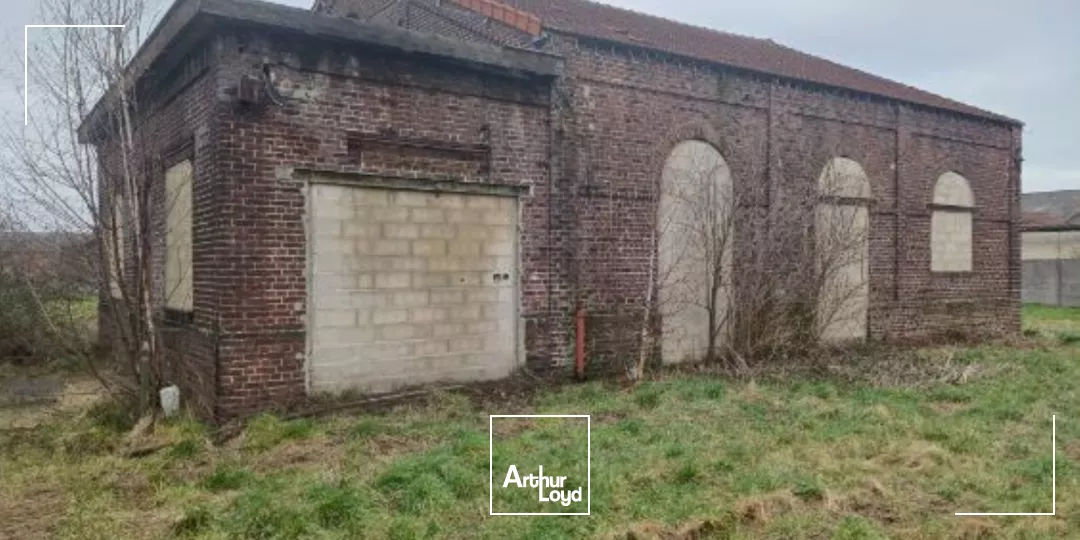 A VENDRE - BUREAUX ET ACTIVITÉ - 1738 M2 EN PLUSIEURS BÂTIMENTS - CHAUNY