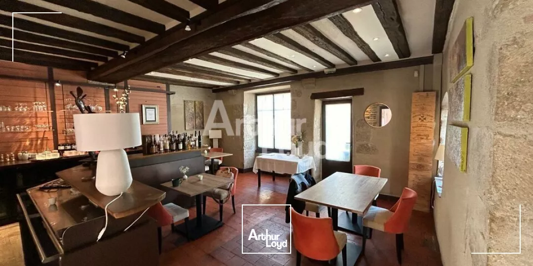 CELLETTES - LOCATION LOCAL COMMERCIAL DE 231 M² - AXE PASSANT