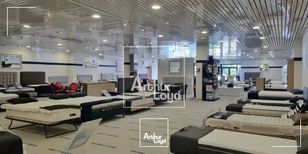 Belle surface commerciale en Retail Park à louer