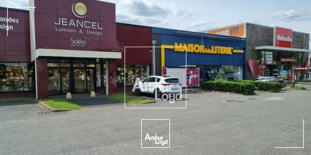 Belle surface commerciale en Retail Park à louer