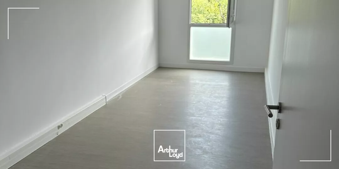 A l'entrée de St Jean de Luz, BUREAU NEUF