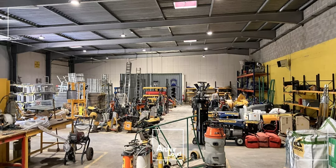 Bâtiment indépendant 3825 m² avec aire de stockage extérieure/voiries de 7500 m² - Paris Nord 2 Roissy CDG