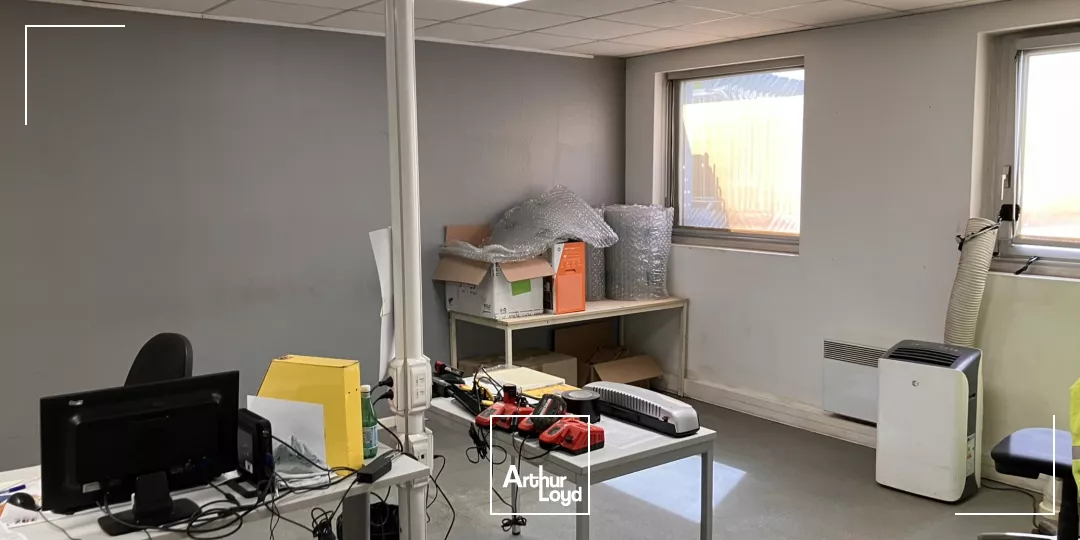 Bâtiment indépendant 3825 m² avec aire de stockage extérieure/voiries de 7500 m² - Paris Nord 2 Roissy CDG