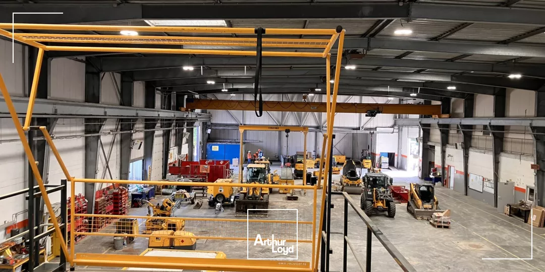 Bâtiment indépendant 3825 m² avec aire de stockage extérieure/voiries de 7500 m² - Paris Nord 2 Roissy CDG