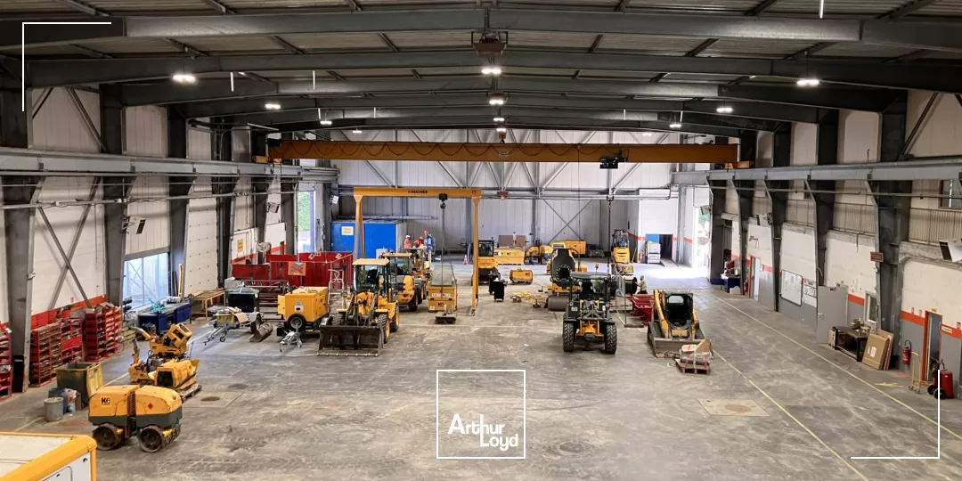 Bâtiment indépendant 3825 m² avec aire de stockage extérieure/voiries de 7500 m² - Paris Nord 2 Roissy CDG