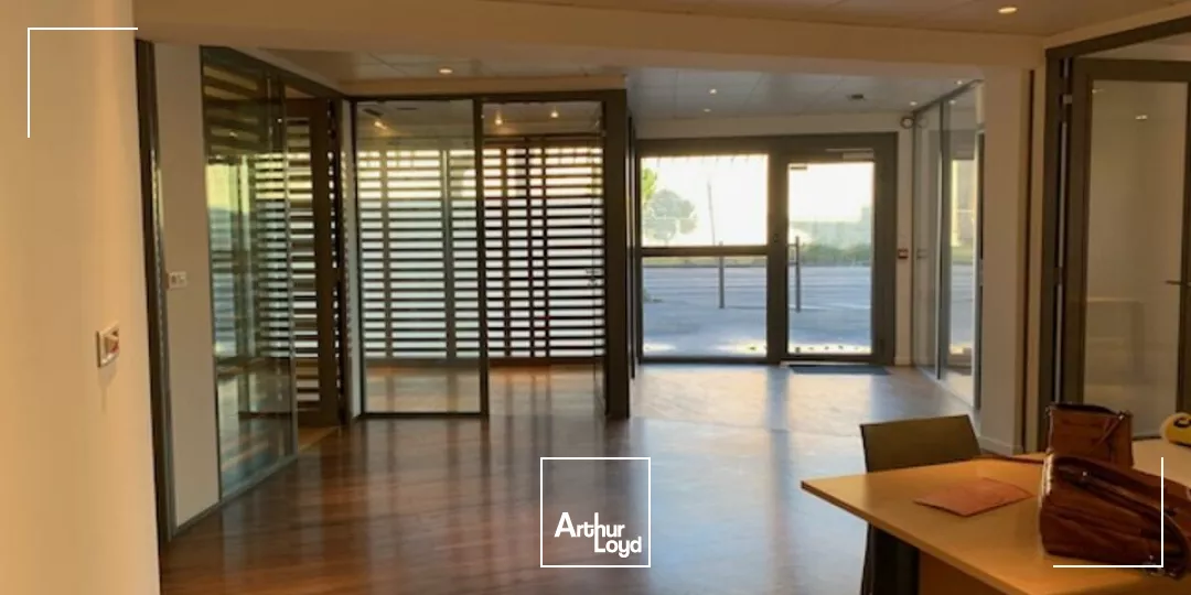 A louer Avignon face aux remparts bureaux avec vitrine