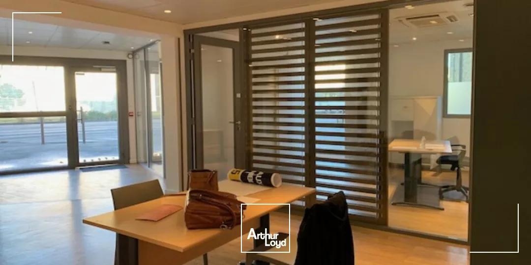 A louer Avignon face aux remparts bureaux avec vitrine