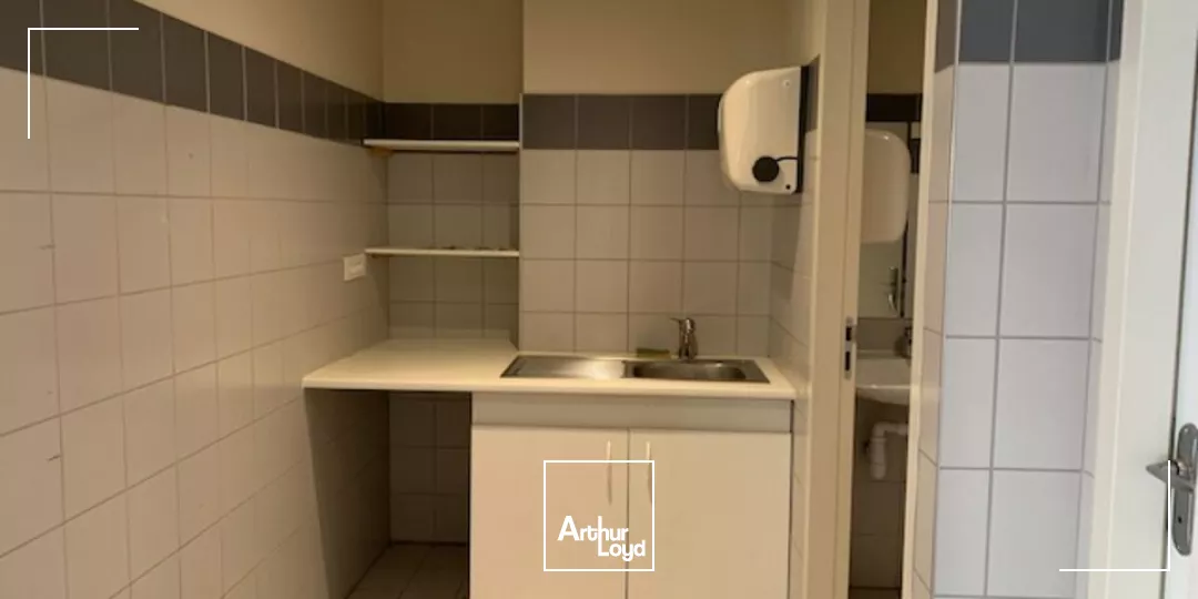 A louer Avignon face aux remparts bureaux avec vitrine