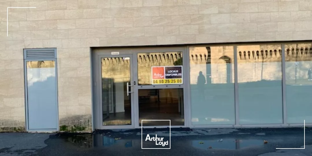 A louer Avignon face aux remparts bureaux avec vitrine