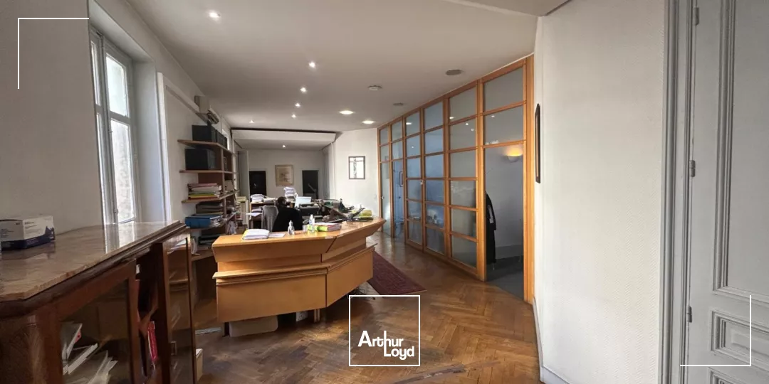 Bureaux avec balcon filant à vendre dans immeuble en pierre de taille - Centre-ville / Préfecture - 13006 Marseille