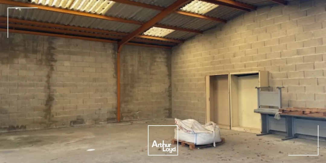 Local de stockage de 200 m2 disponible immédiatement à la location avec espace de stockage extréieur sur l'axe D1 SOISSONS/CHÂTEAU THIERRY