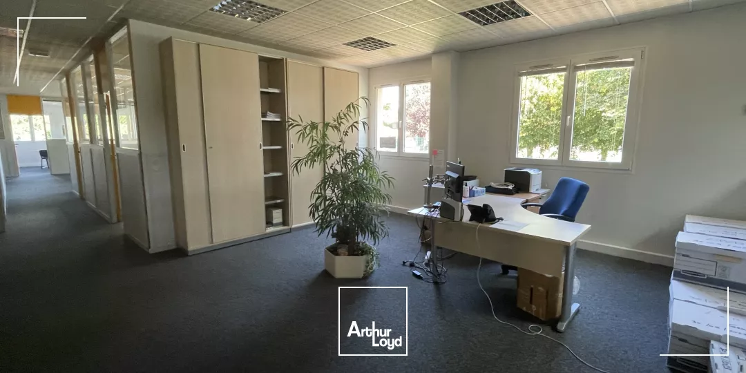 Plateau de bureau d'environ 220 m2 avec extérieur sur Beauvais