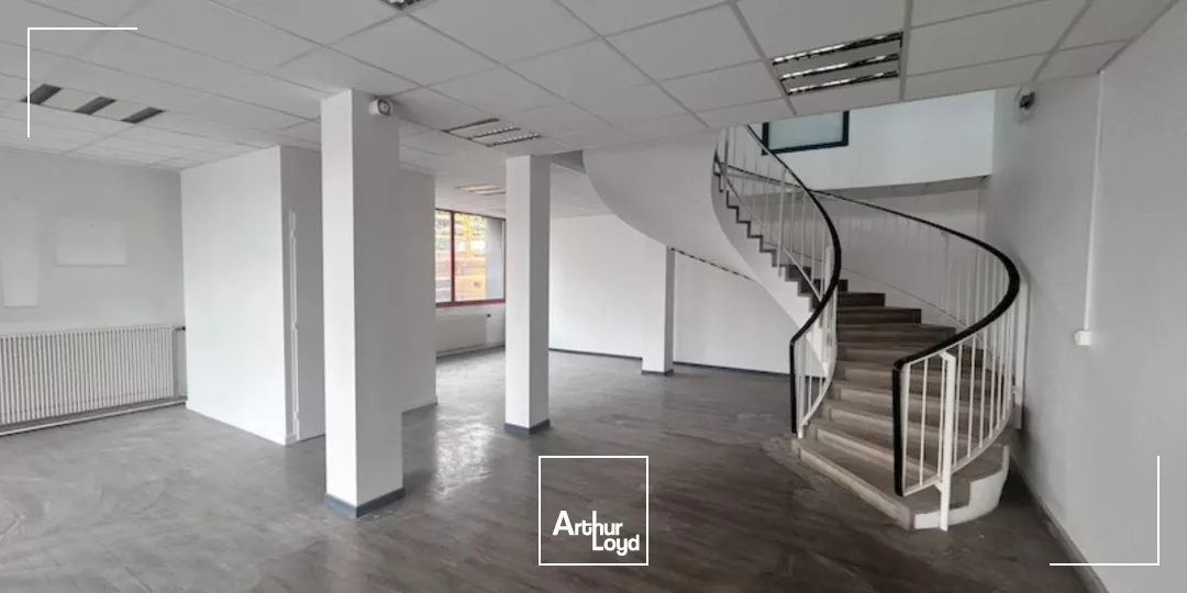 MACON PROCHE CENTRE - A louer à Mâcon, bureaux cloisonnés avec parkings privatifs