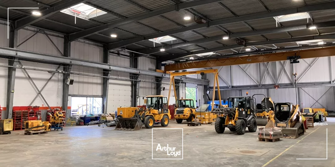 Bâtiment indépendant 3825 m² avec aire de stockage extérieure/voiries de 7500 m² - Paris Nord 2 Roissy CDG