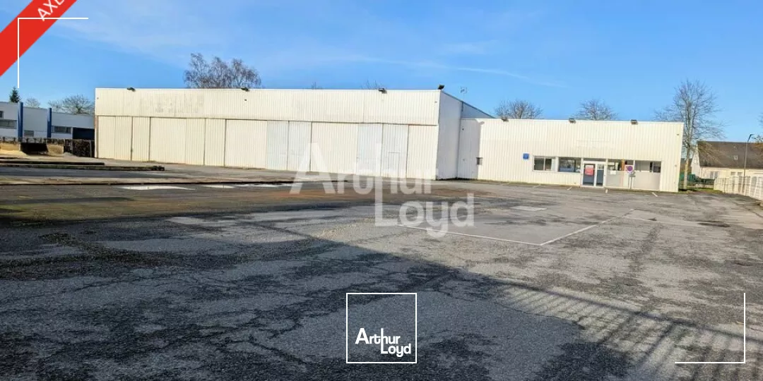 Bel emplacement visible et facilement accessible à Vitré, avec un grand foncier !