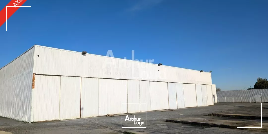 Bel emplacement visible et facilement accessible à Vitré, avec un grand foncier !