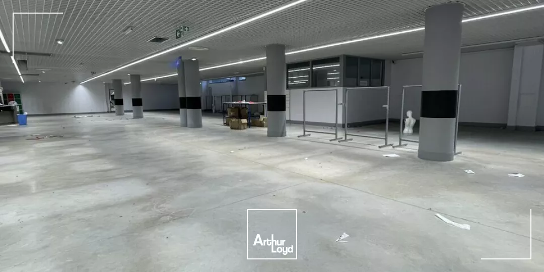 SECTEUR SAINT MARCEAUX / BLD DE LA PAIX A REIMS LOCAL COMMERCIAL DE 1 600M2 A LOUER. EXCELLENT ETAT 