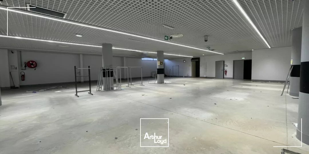 SECTEUR SAINT MARCEAUX / BLD DE LA PAIX A REIMS LOCAL COMMERCIAL DE 1 600M2 A LOUER. EXCELLENT ETAT 