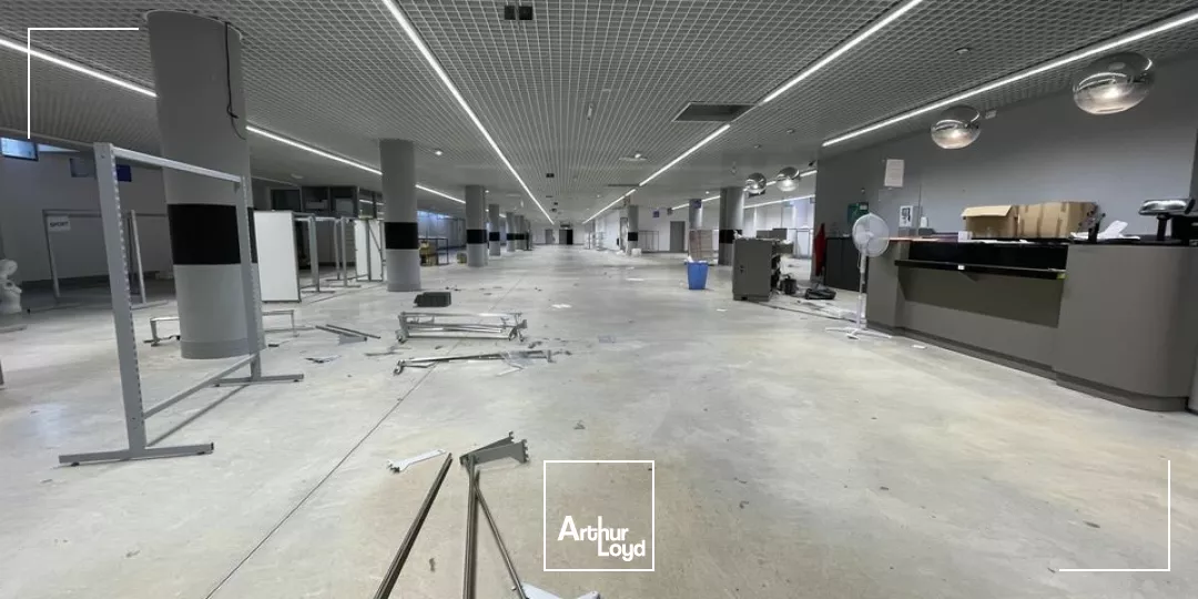 SECTEUR SAINT MARCEAUX / BLD DE LA PAIX A REIMS LOCAL COMMERCIAL DE 1 600M2 A LOUER. EXCELLENT ETAT 