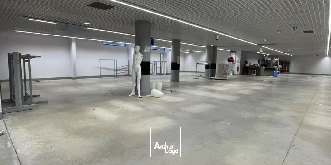 SECTEUR SAINT MARCEAUX / BLD DE LA PAIX A REIMS LOCAL COMMERCIAL DE 1 600M2 A LOUER. EXCELLENT ETAT 