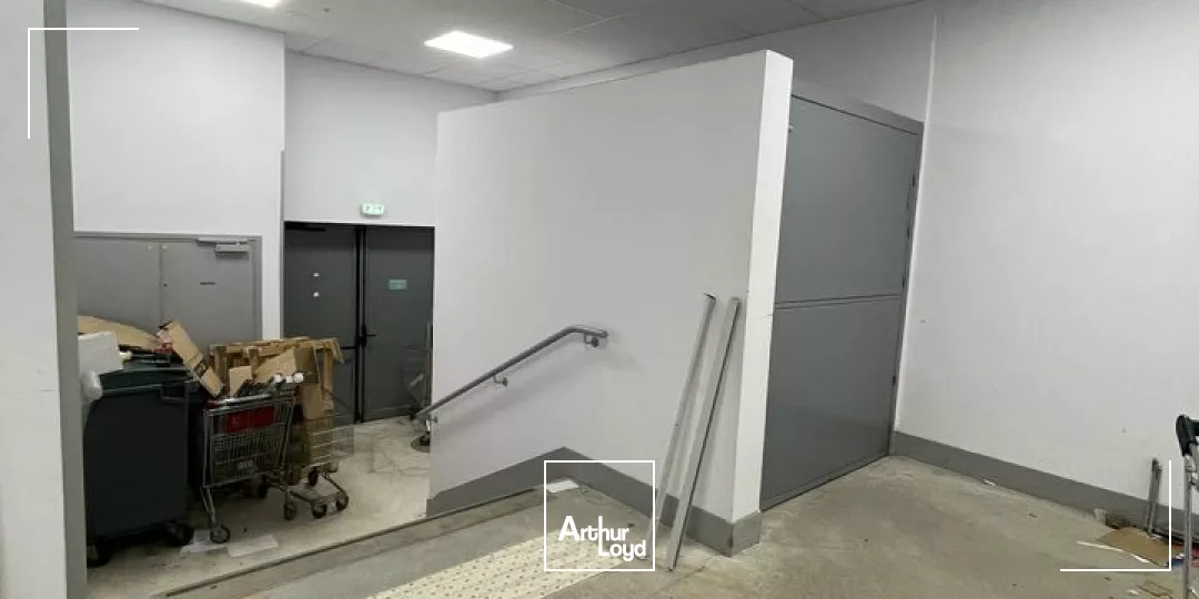 SECTEUR SAINT MARCEAUX / BLD DE LA PAIX A REIMS LOCAL COMMERCIAL DE 1 600M2 A LOUER. EXCELLENT ETAT 