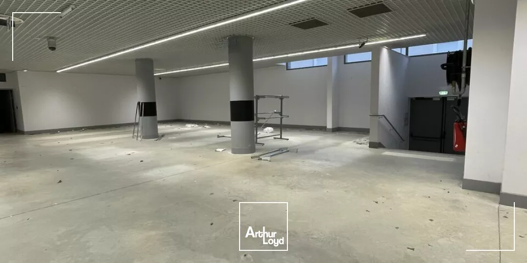 SECTEUR SAINT MARCEAUX / BLD DE LA PAIX A REIMS LOCAL COMMERCIAL DE 1 600M2 A LOUER. EXCELLENT ETAT 