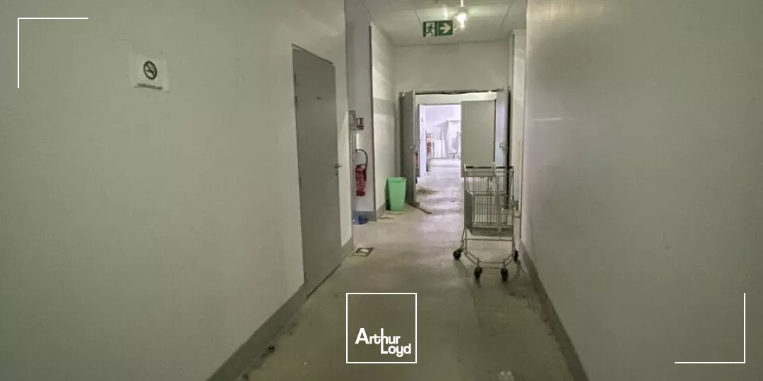 SECTEUR SAINT MARCEAUX / BLD DE LA PAIX A REIMS LOCAL COMMERCIAL DE 1 600M2 A LOUER. EXCELLENT ETAT 