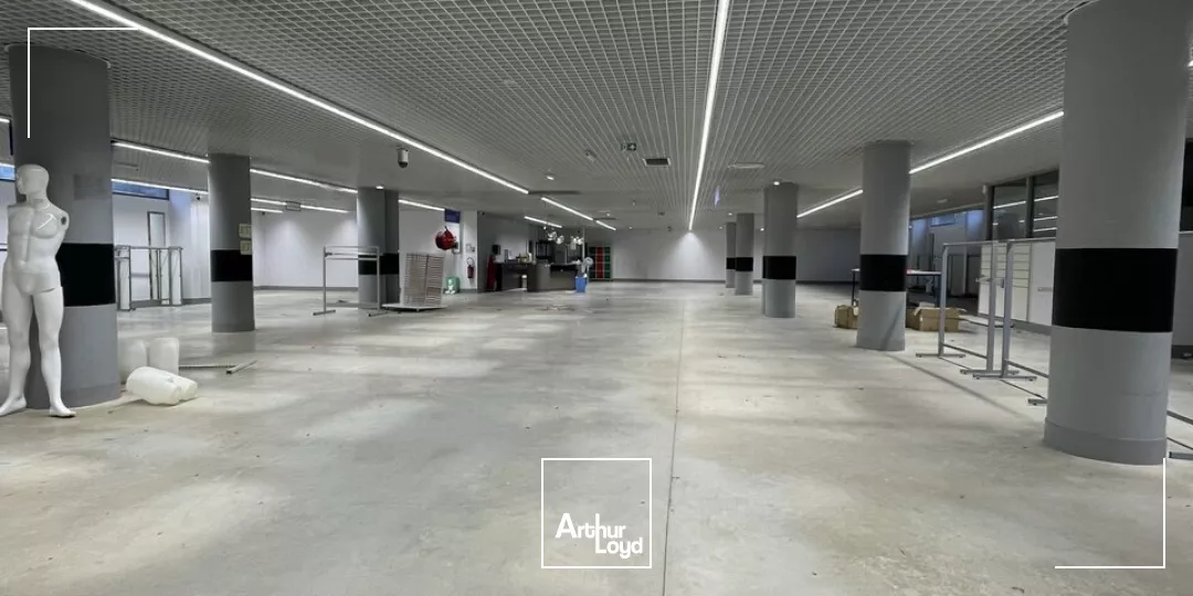 SECTEUR SAINT MARCEAUX / BLD DE LA PAIX A REIMS LOCAL COMMERCIAL DE 1 600M2 A LOUER. EXCELLENT ETAT 