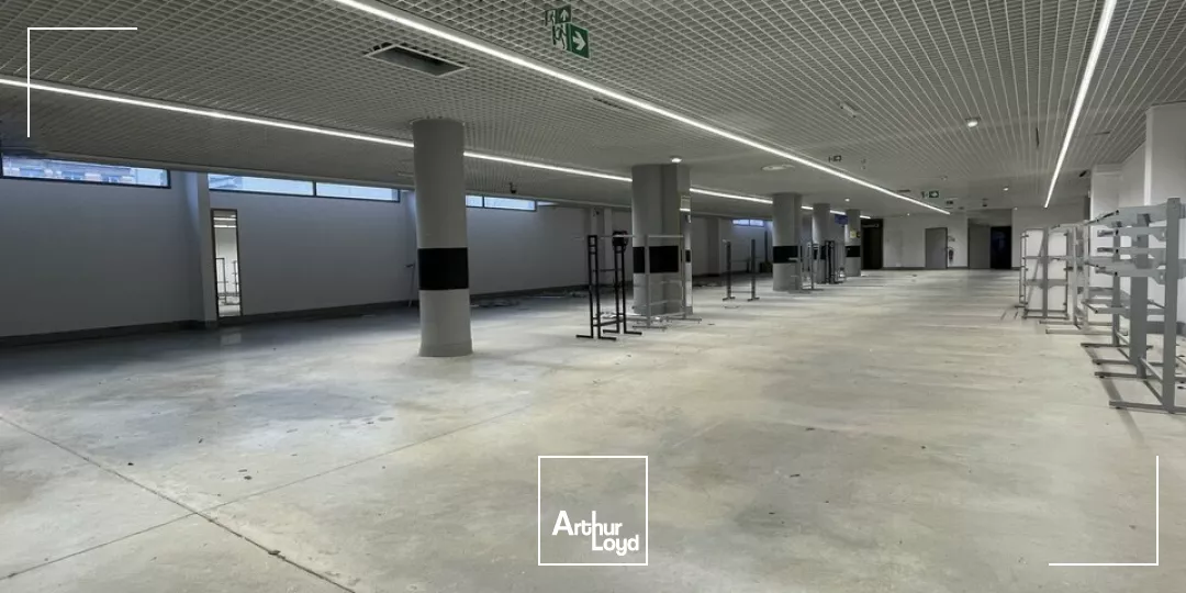 SECTEUR SAINT MARCEAUX / BLD DE LA PAIX A REIMS LOCAL COMMERCIAL DE 1 600M2 A LOUER. EXCELLENT ETAT 