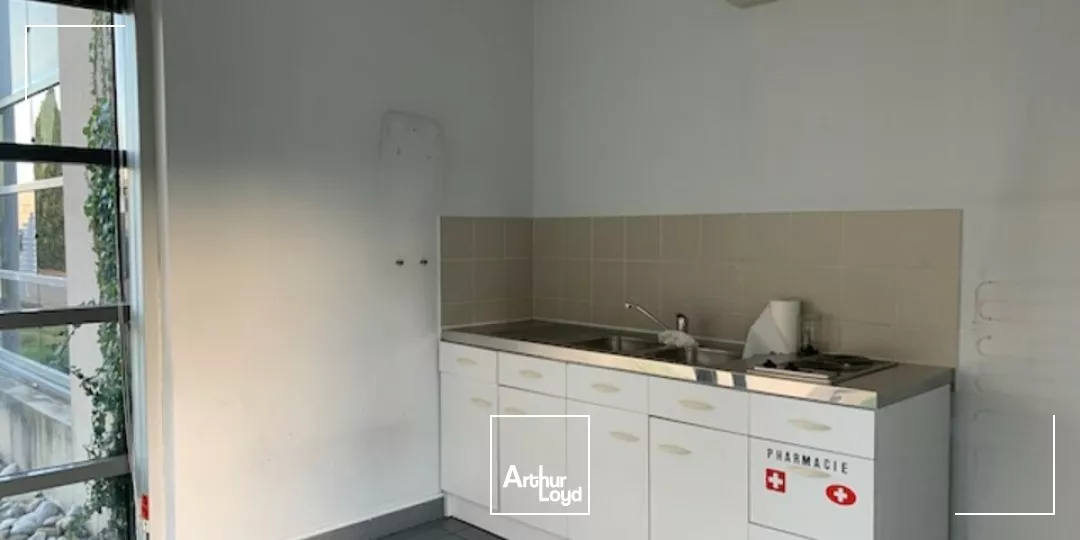 AVIGNON BUREAUX A LOUER DANS UN ENSEMBLE CLOTURE 319 m² en RDC