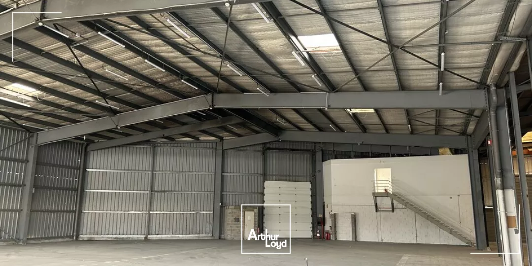 LOCAL COMMERCIAL à LOUER de 1059 m²