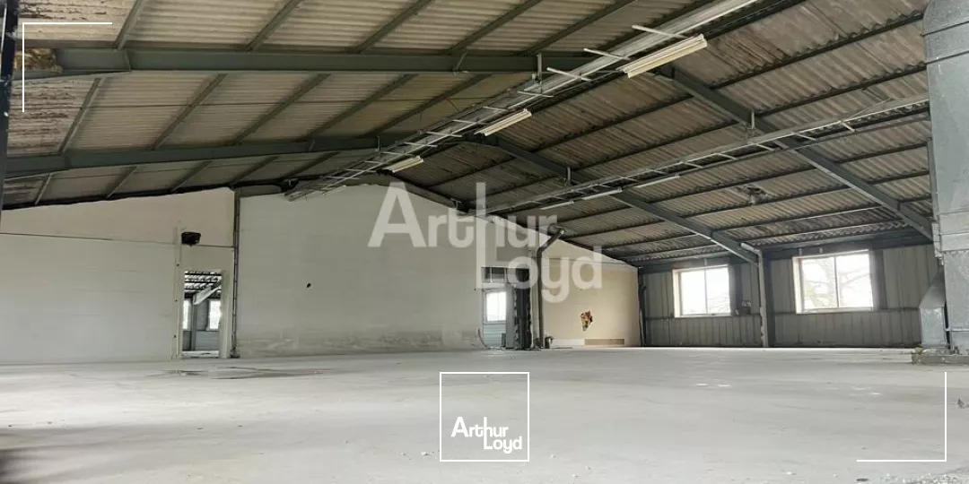 RENNES - LOCAL D'ACTIVITE A LOUER - 2 750 M² EN ZONE PREMIUM