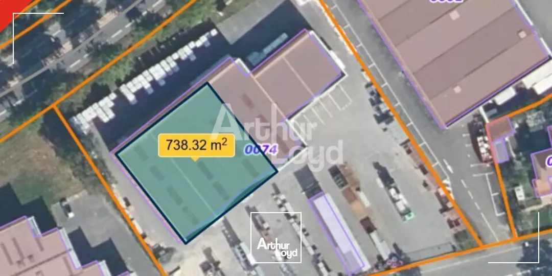 Bel emplacement visible et facilement accessible à Vitré, avec un grand foncier !