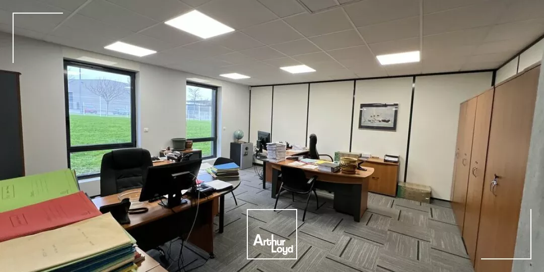 A louer - GONFREVILLE L'ORCHER - Locaux d'activités 437m2 emplacement stratégique