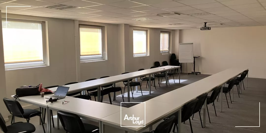 Bâtiment indépendant 3825 m² avec aire de stockage extérieure/voiries de 7500 m² - Paris Nord 2 Roissy CDG