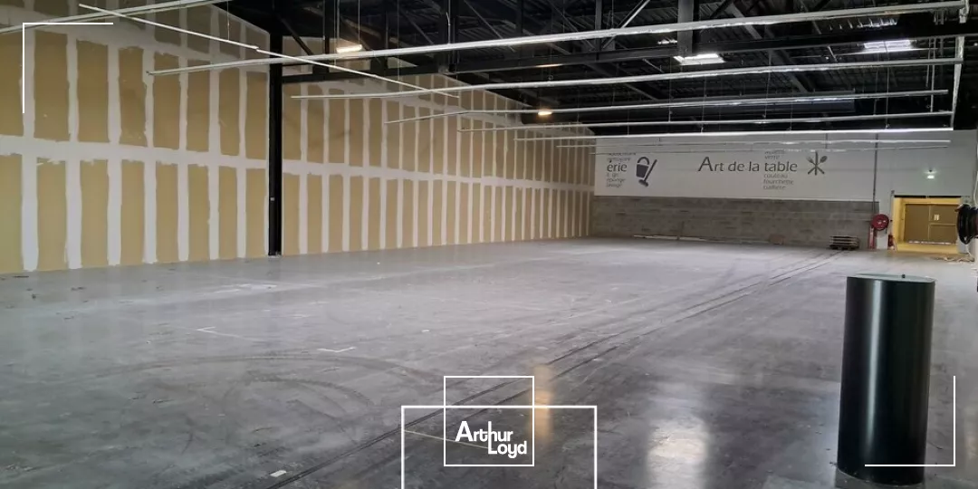 Cellule commerciale de 78 à 1077m² dans un complexe commercial avec emplacement n°1