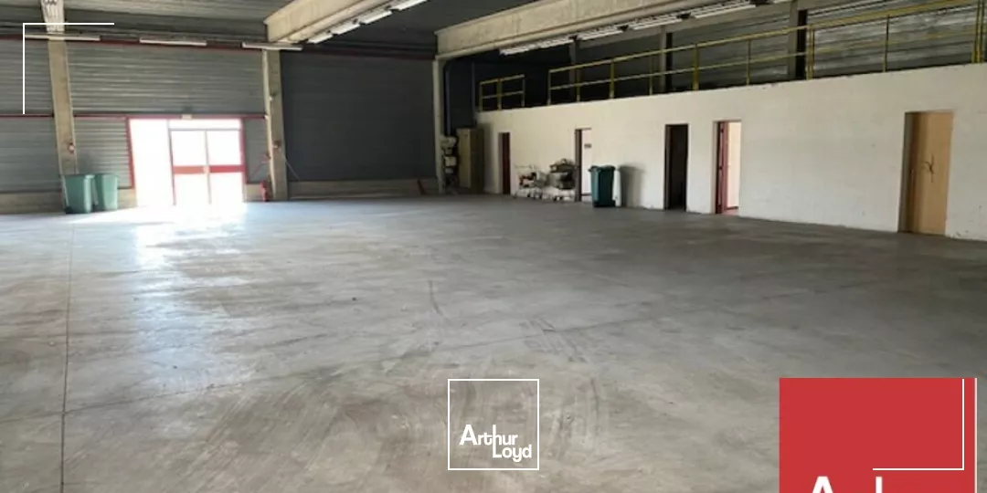 MONTELIMAR NORD - ZONE DU MEYROL - A louer entrepôt d'une surface d'environ 600 m2 avec bureaux et parking.