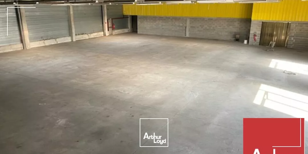 MONTELIMAR NORD - ZONE DU MEYROL - A louer entrepôt d'une surface d'environ 600 m2 avec bureaux et parking.