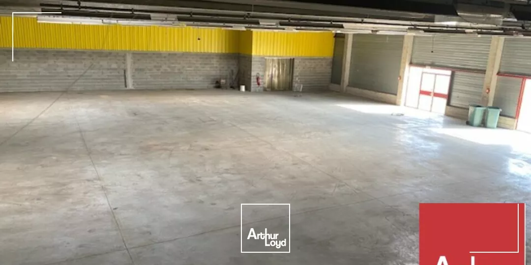 MONTELIMAR NORD - ZONE DU MEYROL - A louer entrepôt d'une surface d'environ 600 m2 avec bureaux et parking.