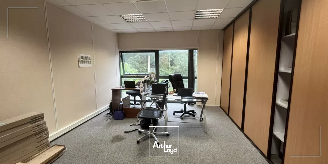 Bureaux de 206 m2 avec parkings à louer - Visibilité exceptionnelle le long de la RD 2020