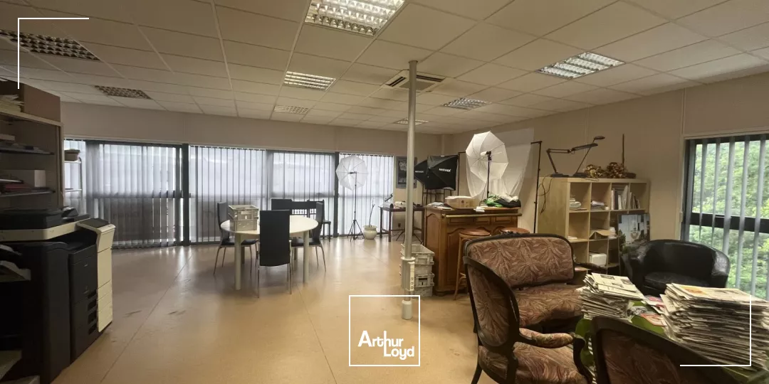 Bureaux de 206 m2 avec parkings à louer - Visibilité exceptionnelle le long de la RD 2020