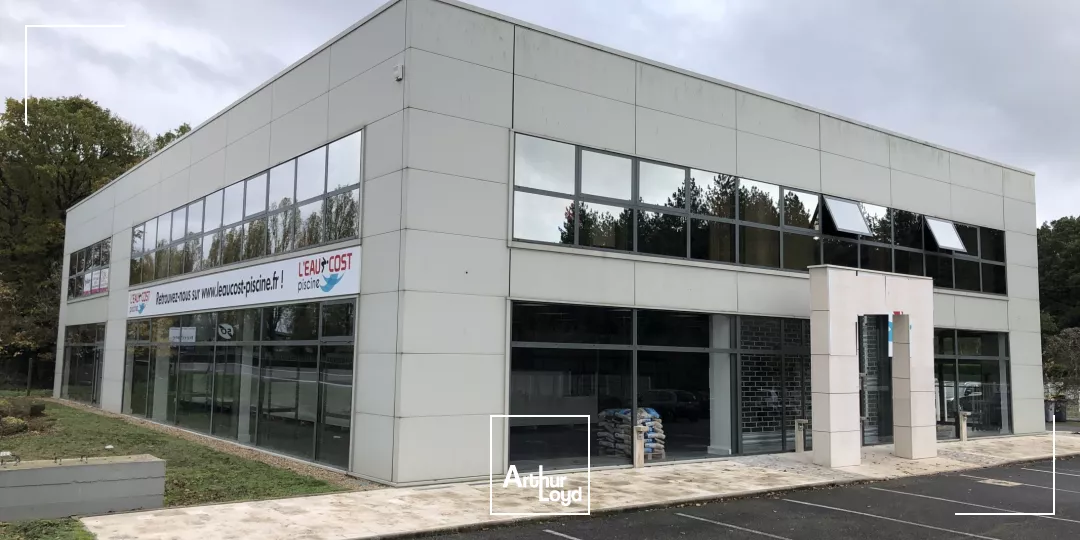 Bureaux de 206 m2 avec parkings à louer - Visibilité exceptionnelle le long de la RD 2020