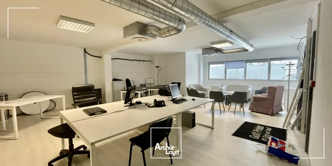 À louer : Centre d'affaires moderne avec bureaux aménagés et parkings - Visibilité et accessibilité optimale