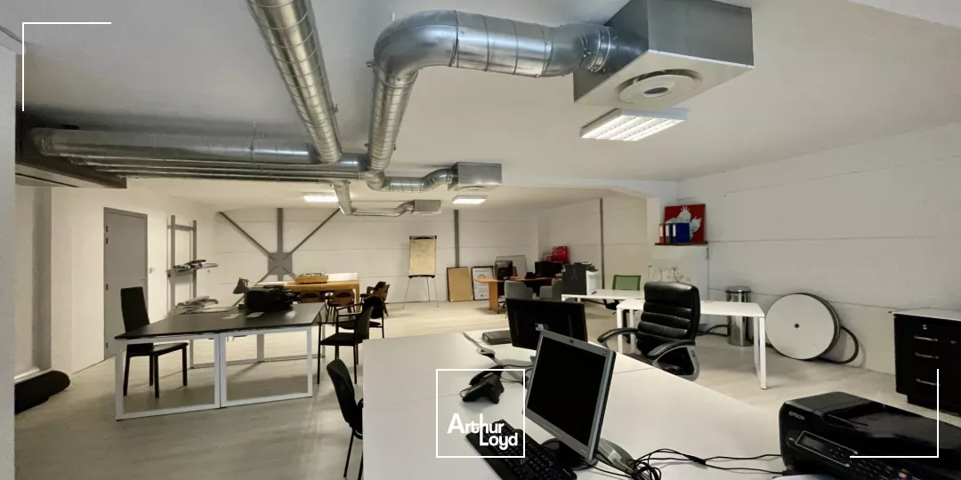 À louer : Centre d'affaires moderne avec bureaux aménagés et parkings - Visibilité et accessibilité optimale